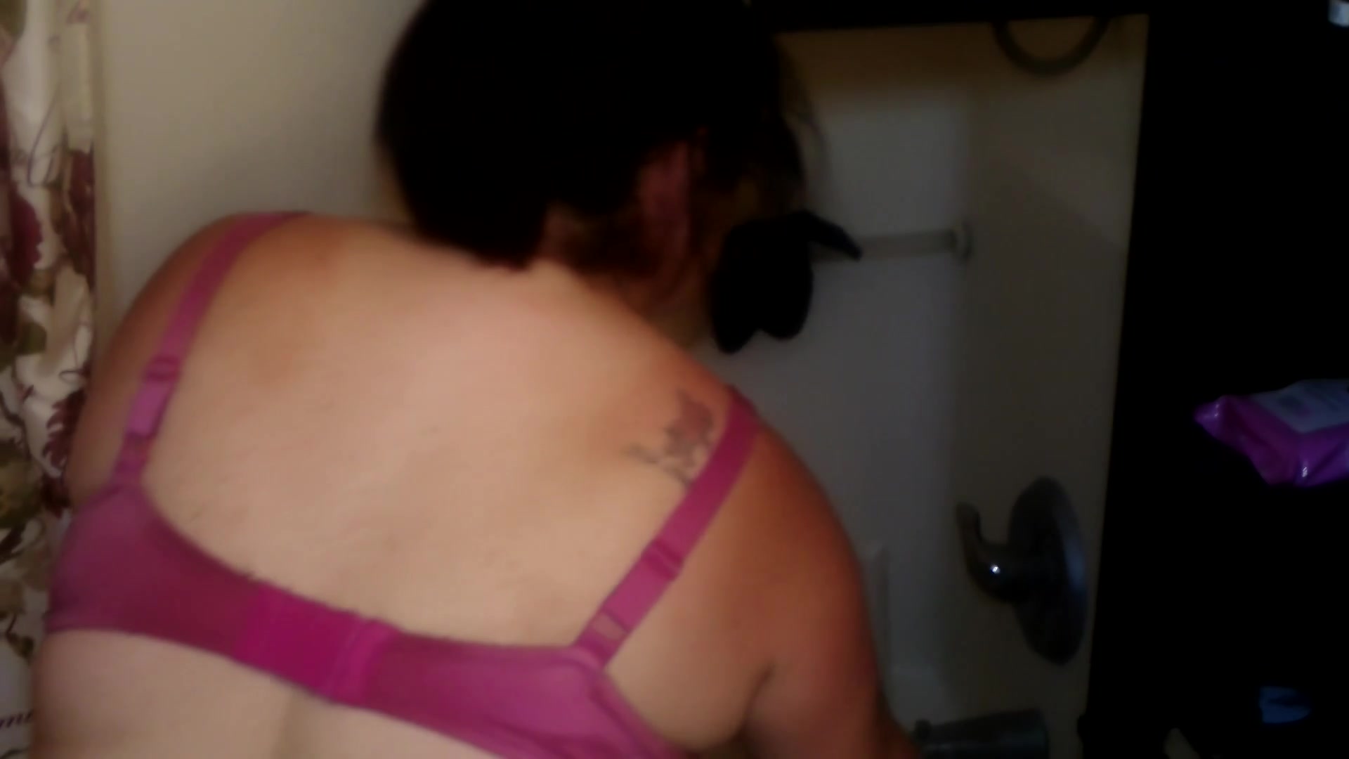 Sexy Bbw Showers With Her New Vibrator - Sexynebbw