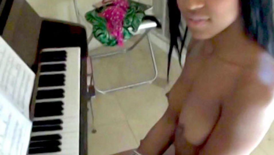 Playing The Piano With A Black Pussy - DaGFs