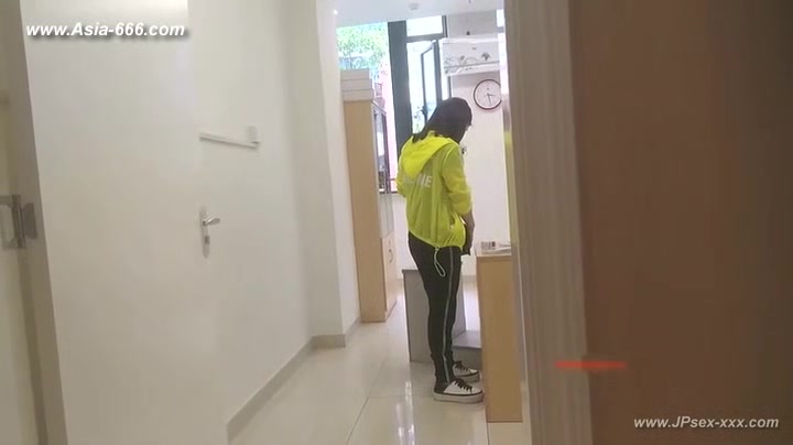 peeping chinese woman to go to the hospital for an injection.4