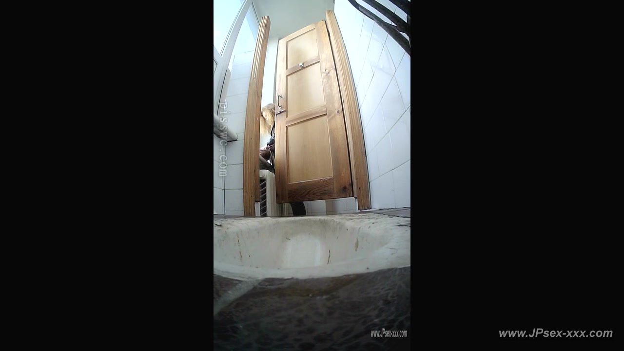 peeping blondes go to toilet.***