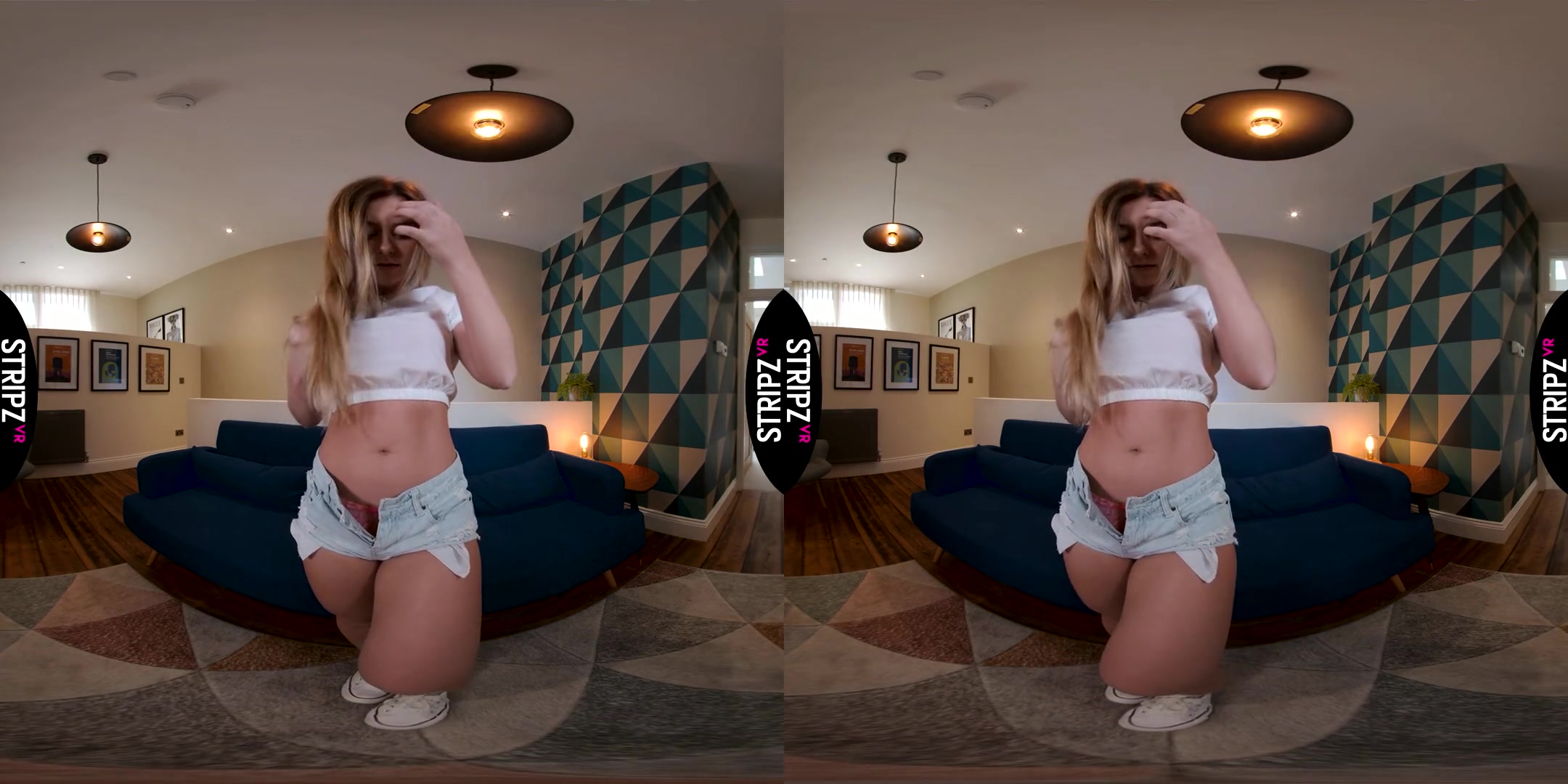 Elle Hunter in Banging Boobs - StripzVR