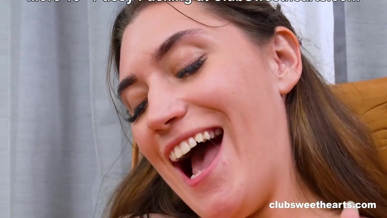 Elise Moons Pussy Gets All Moist Looking In The Mirror For