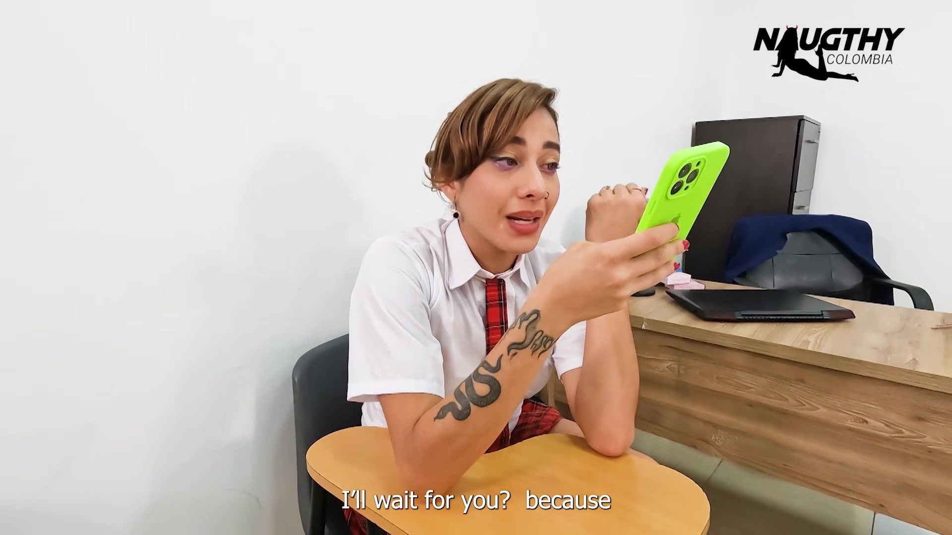 Schoolgirl Masturbates In Classroom - Naughtycolombia