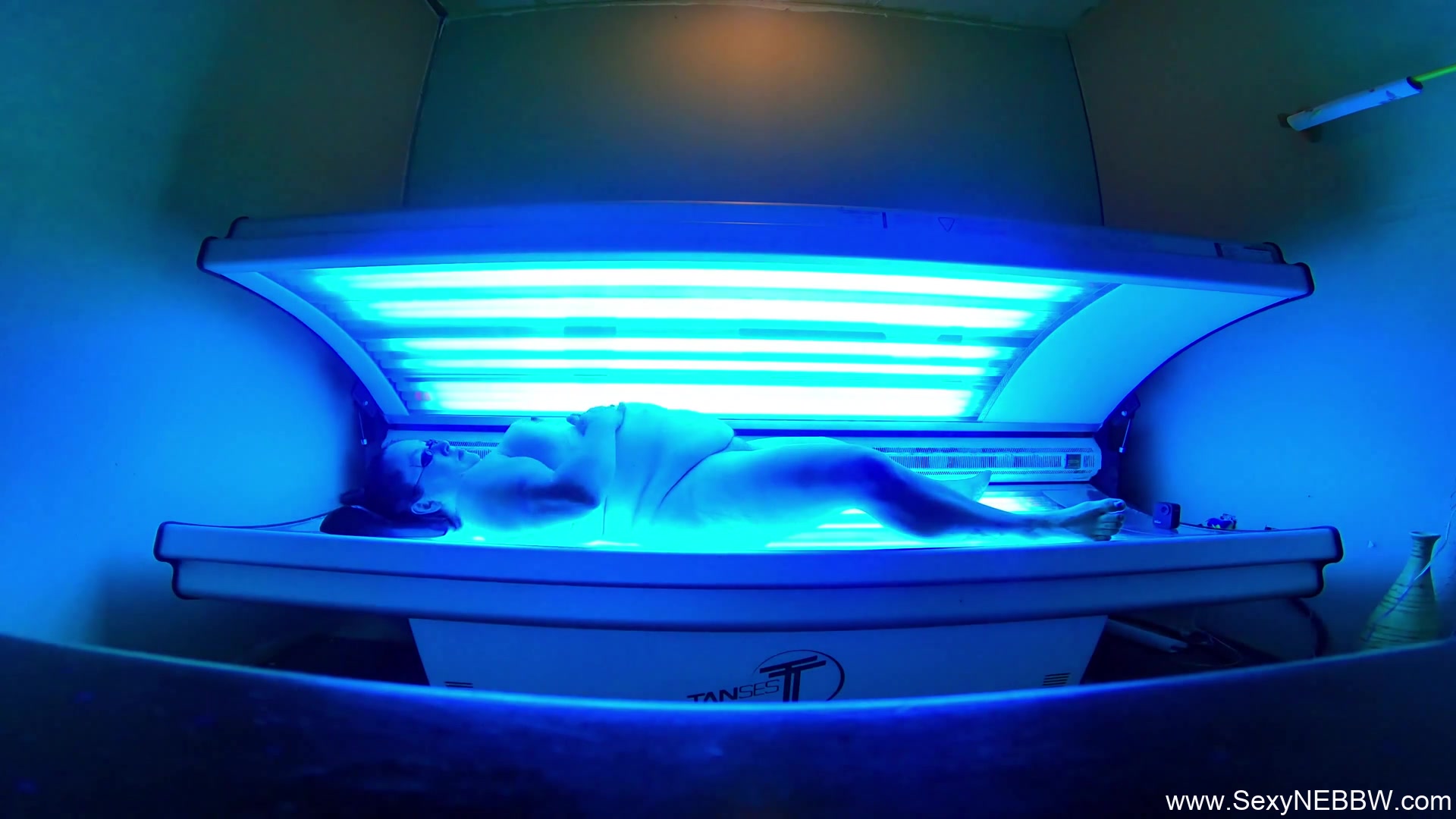 Sexy Bbw Playing Public Tanning Bed - Sexynebbw