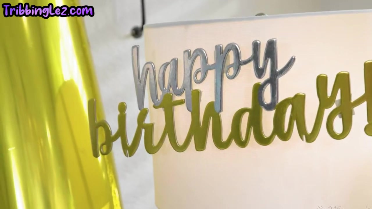 Lesbian perverted nympho sluts eat pussies in 3some