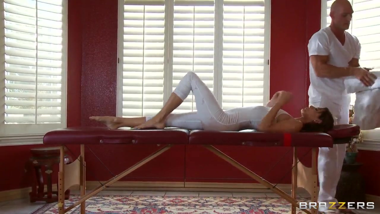 Jenni Lee is stretching her muscles before hardcore sex