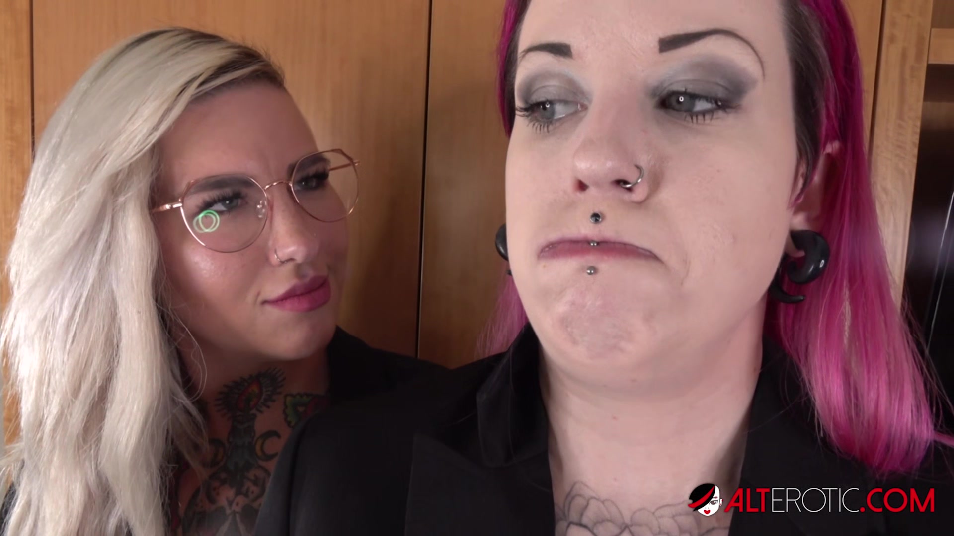 Female Detectives Probe an Alien Pussy Tattoo! - AltErotic