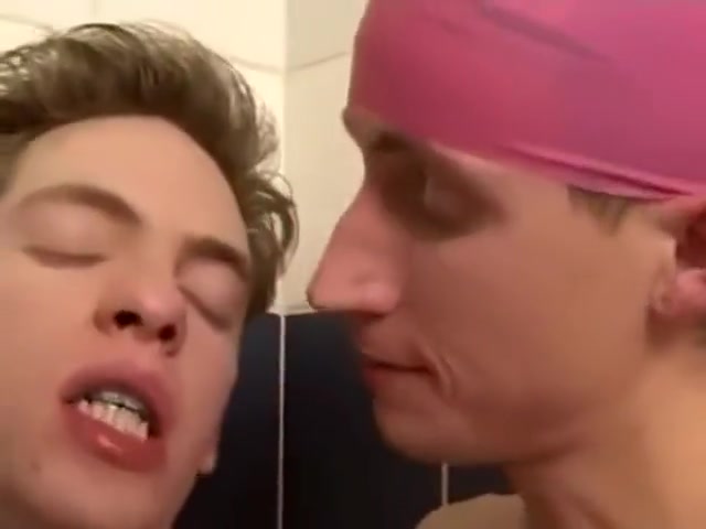 FRENCH GUYS FUCK IN THE SHOWER