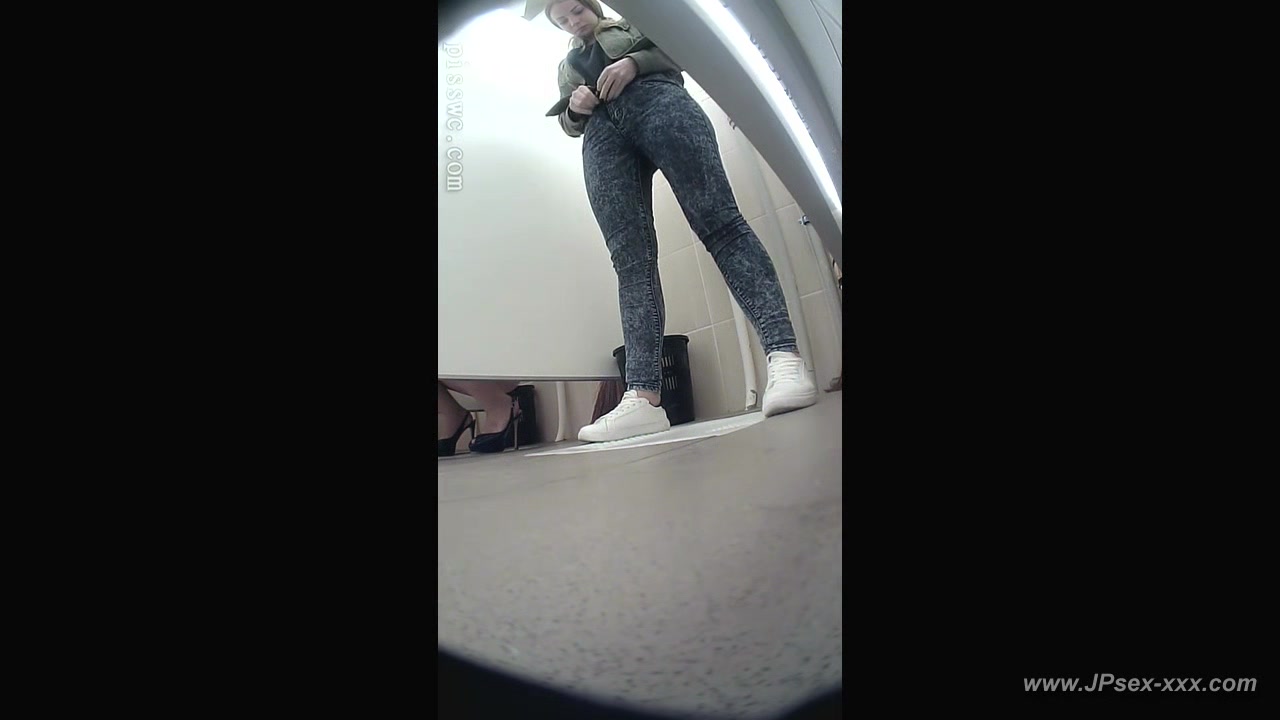 peeping blondes go to toilet.***