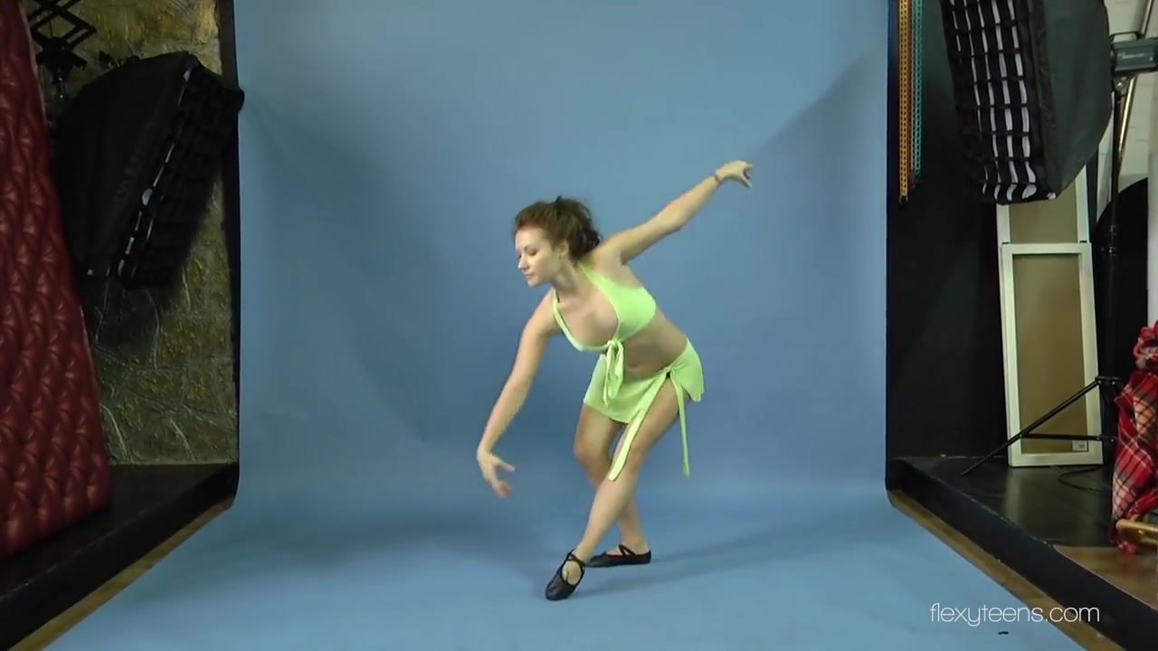 Mila Gimnasterka - Hairy Tight Babe Doing Gymnastics