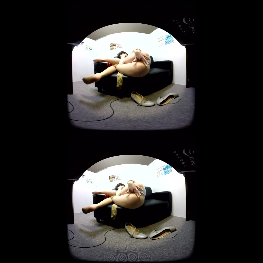 Petite Asian Girl Fingers Her Wet Slit - PetersPrimoVR