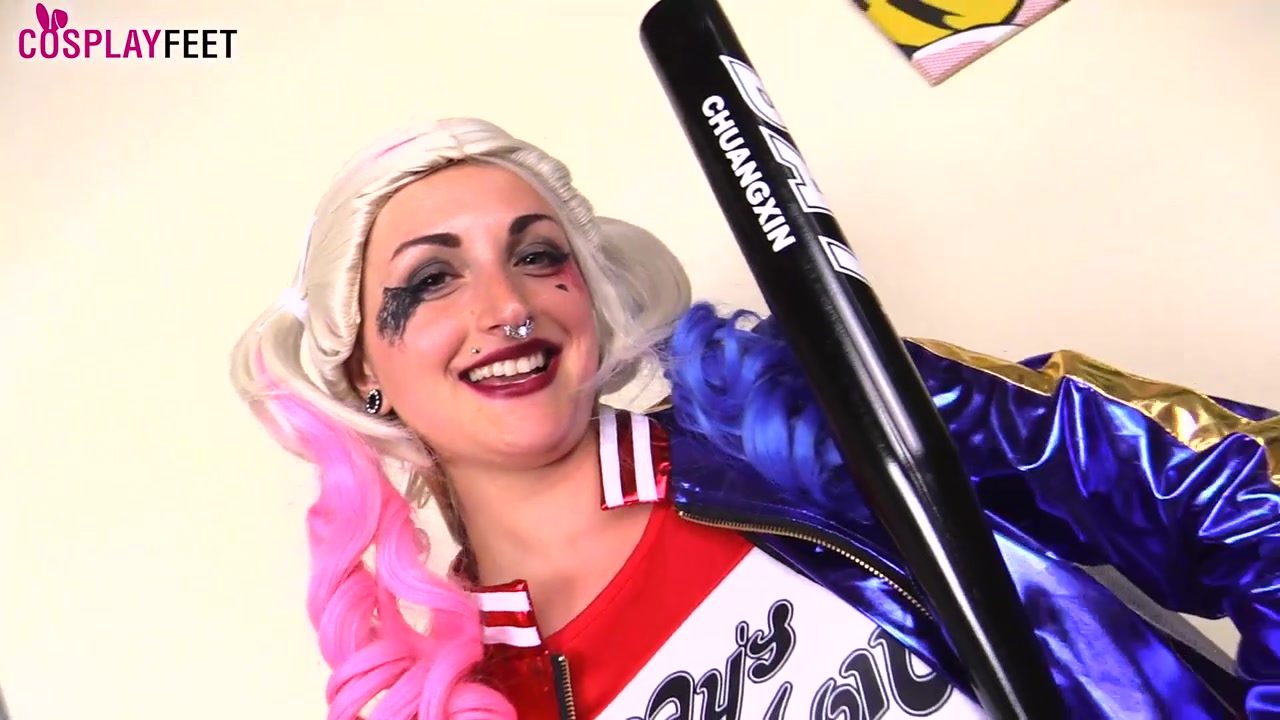 Medusa blonde looks insanely hot in Harley Quinn cosplay costume with black nylons