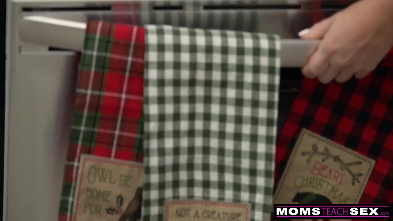 Stepmom Leaves Milk Out For Santa - S18:e9