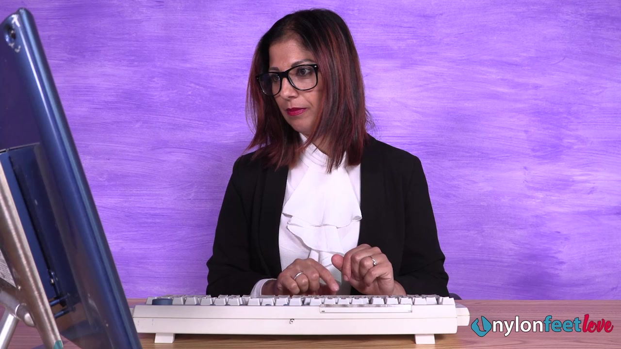 Super-hot secretary Simoncina shows off her nyloned feet