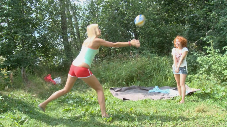 2 girlfriends engulfing giant strapon on the beach