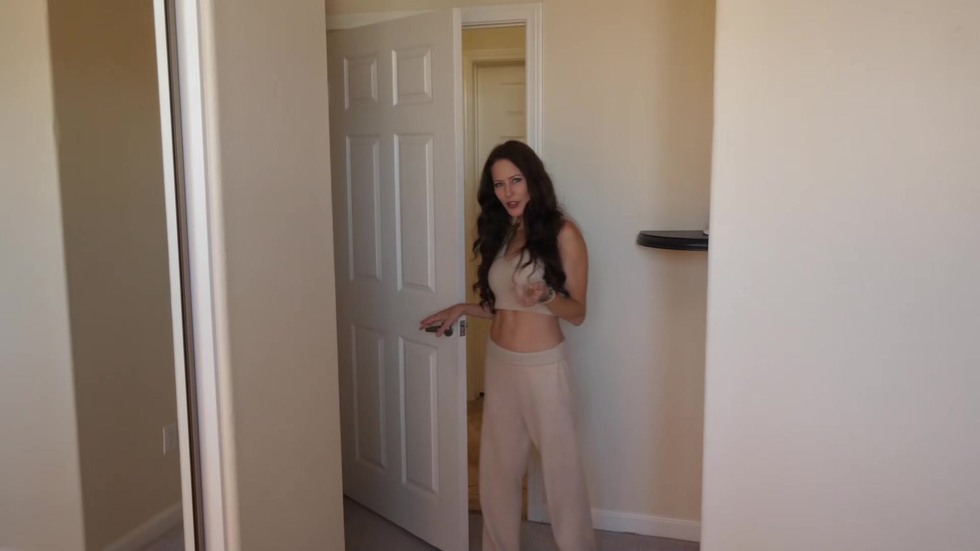 Gorgeous Brunette Justine Jakobs Squirts Like A Fountain