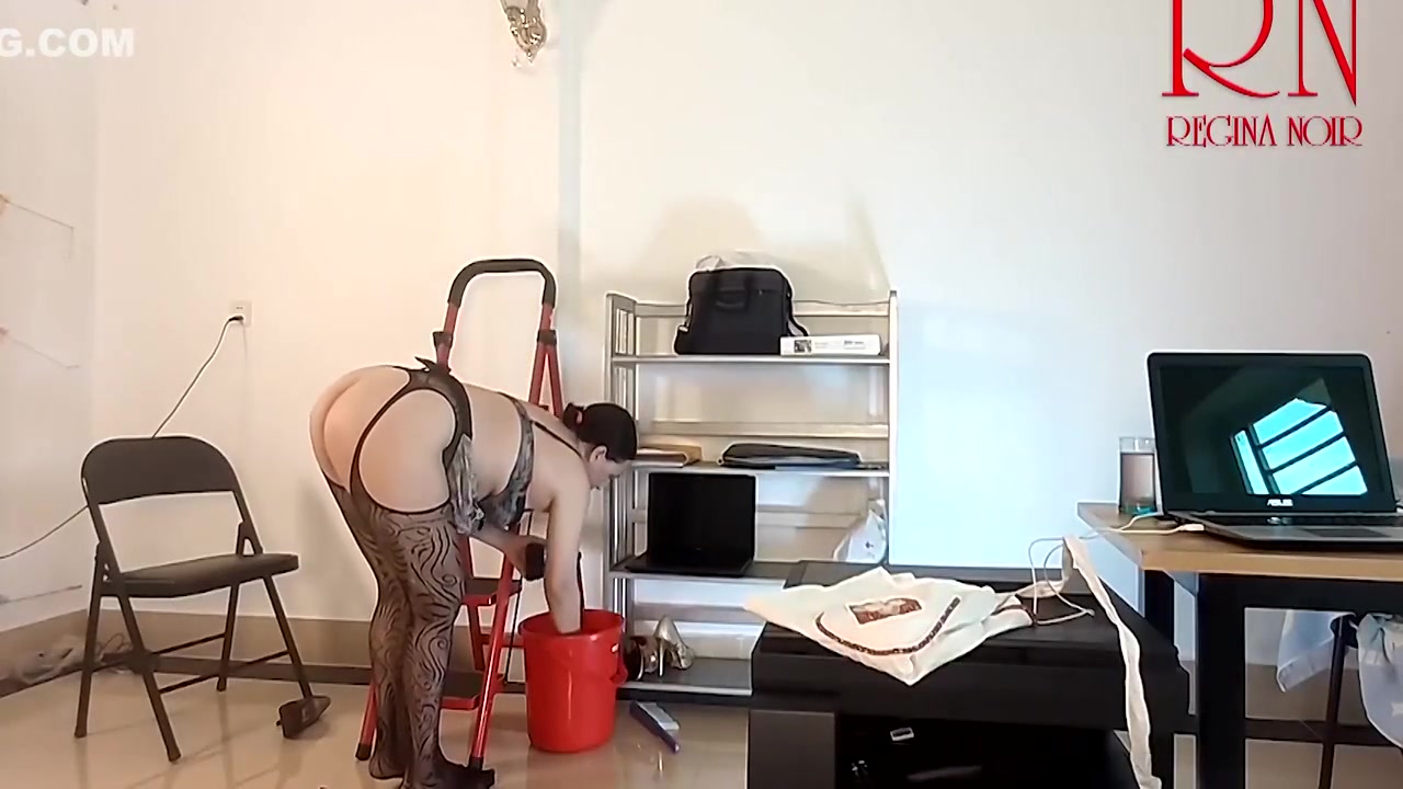 The Cleaner Maid Without Panties In The Office Does Tidying Up. Wash Wall Lamp. S3 5 Min With Goddess Regina