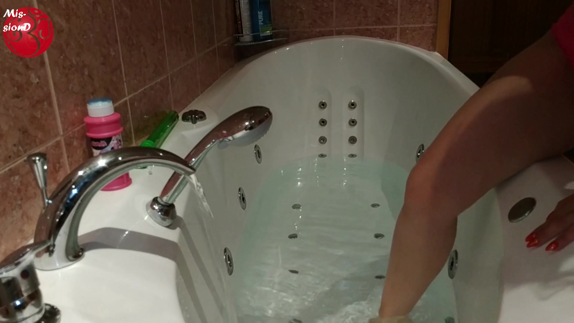 Lollipop Foot Bathtub - Sex Movies Featuring Findom Goaldigger