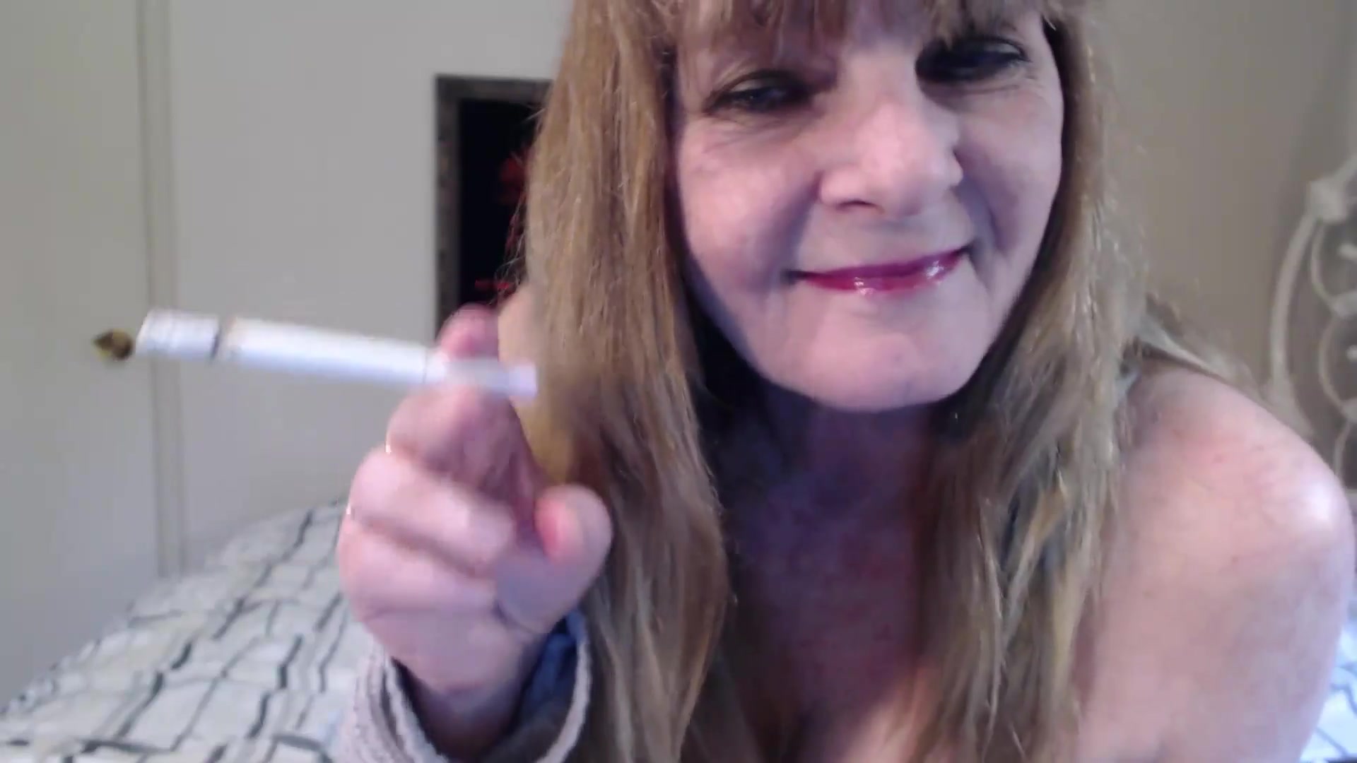 Glossy Lips Smoking - TacAmateurs