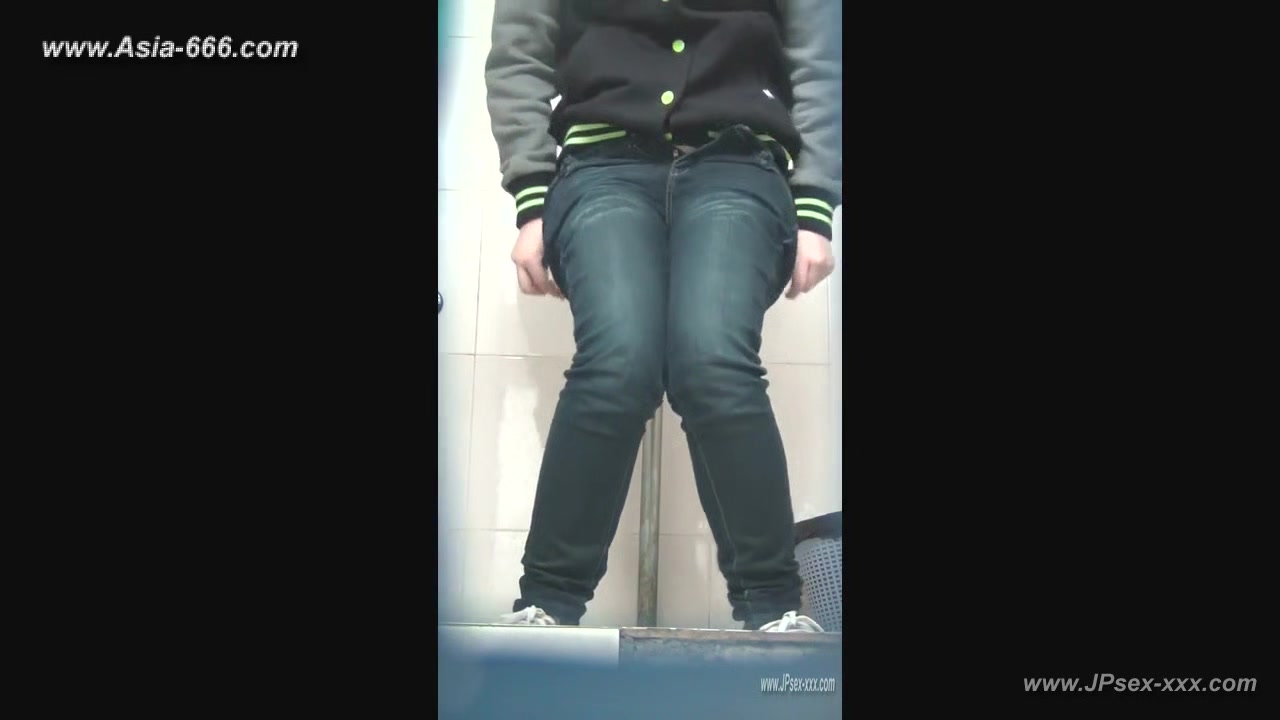 chinese girls go to toilet.149