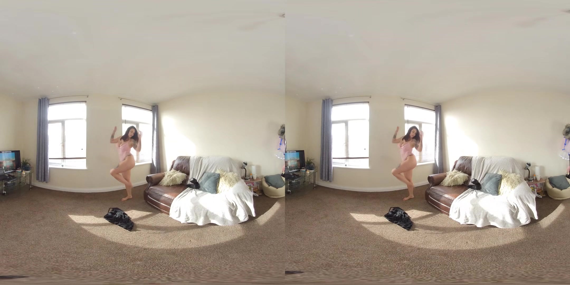 Roxy Love, British Alt Model Enjoys A Daytime Strip
