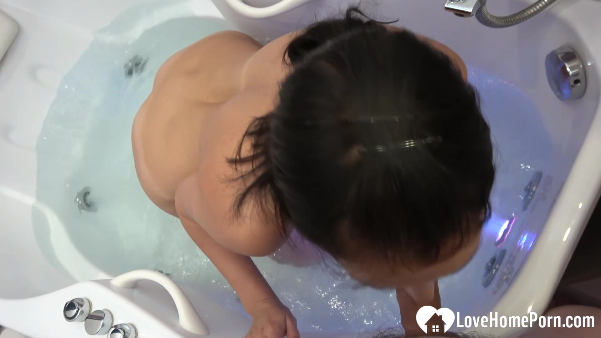 Cumming over her back in the bathtub