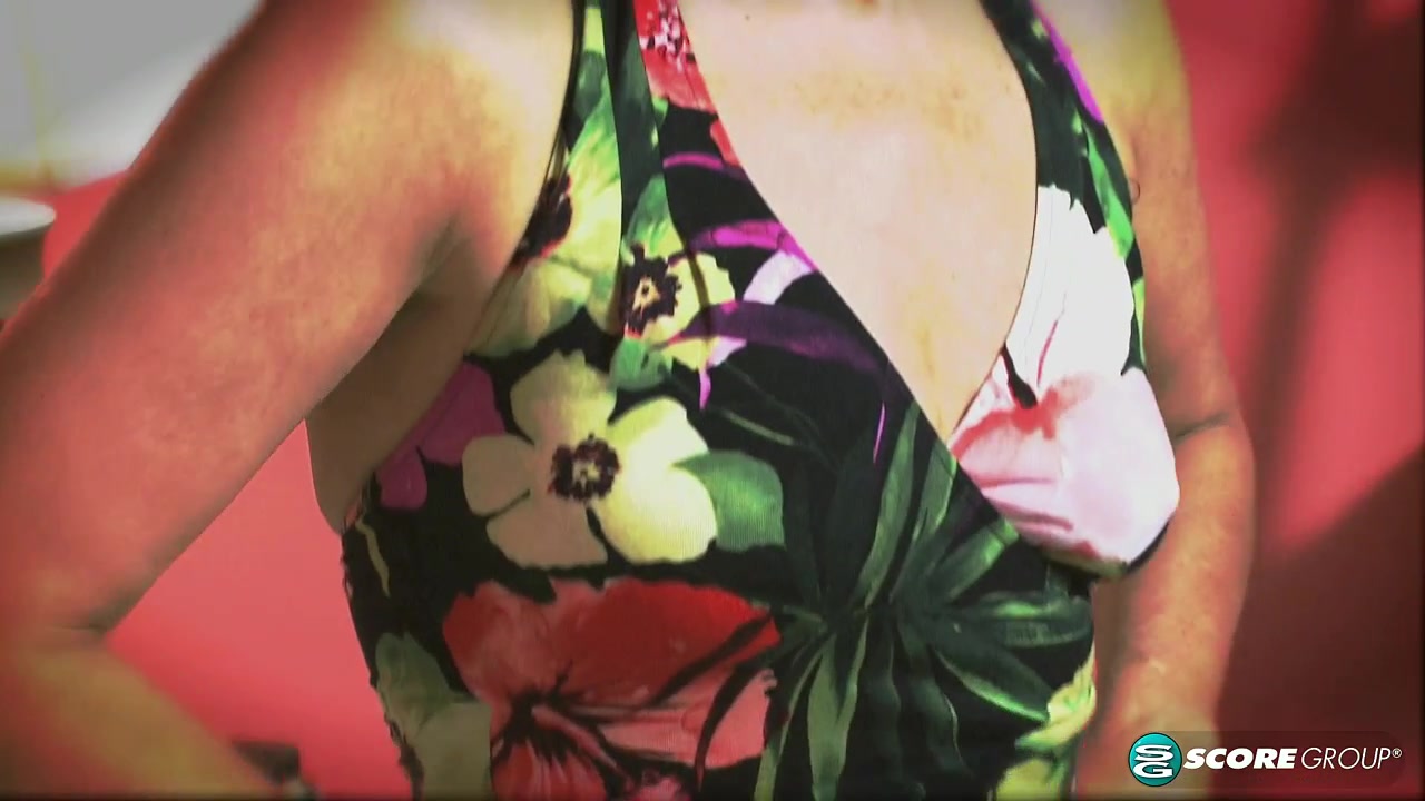 A pole shoots its load inside a Pole's pussy - Creampieforgranny