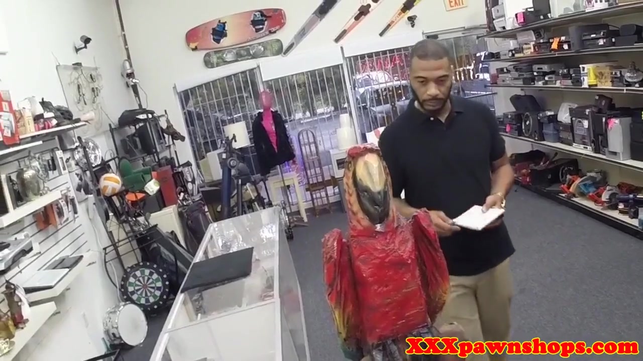 Pawnshop Babe Blowing Cock Until Cuminmouth