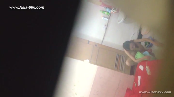 peeping chinese girls bathing.2