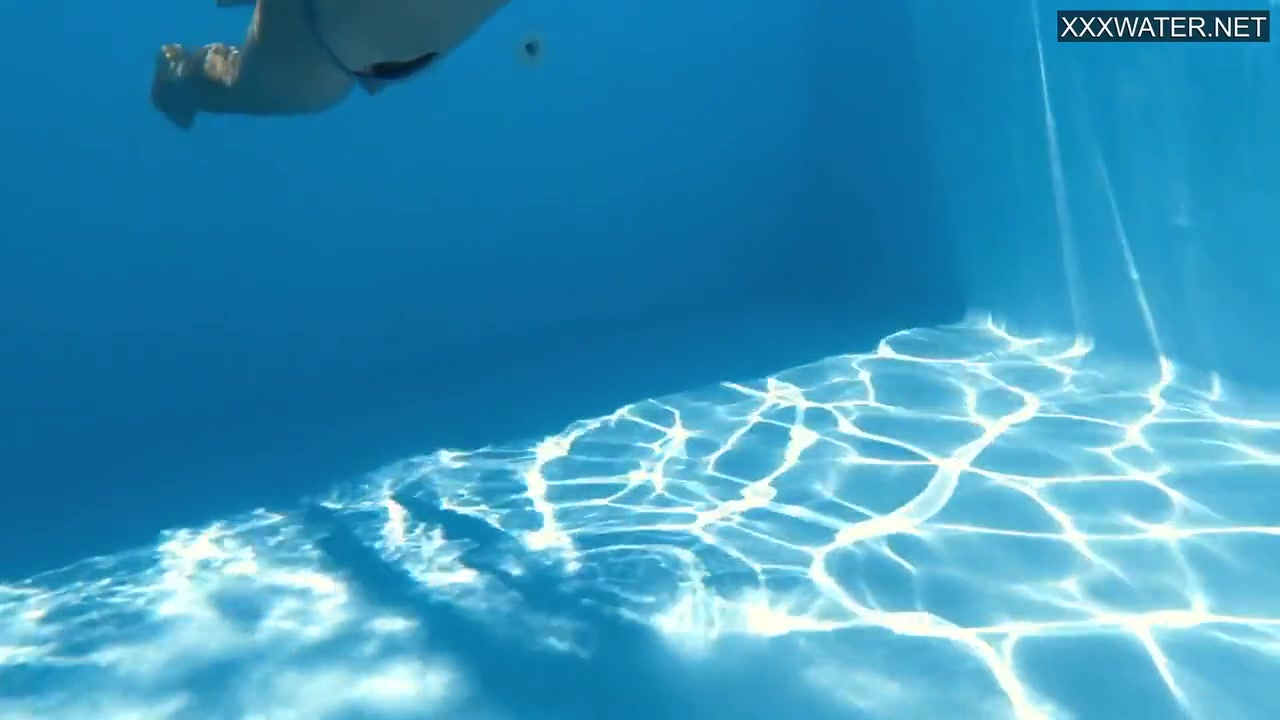 Angelica Heart In Watch Her Swim Naked Underwater In The Pool