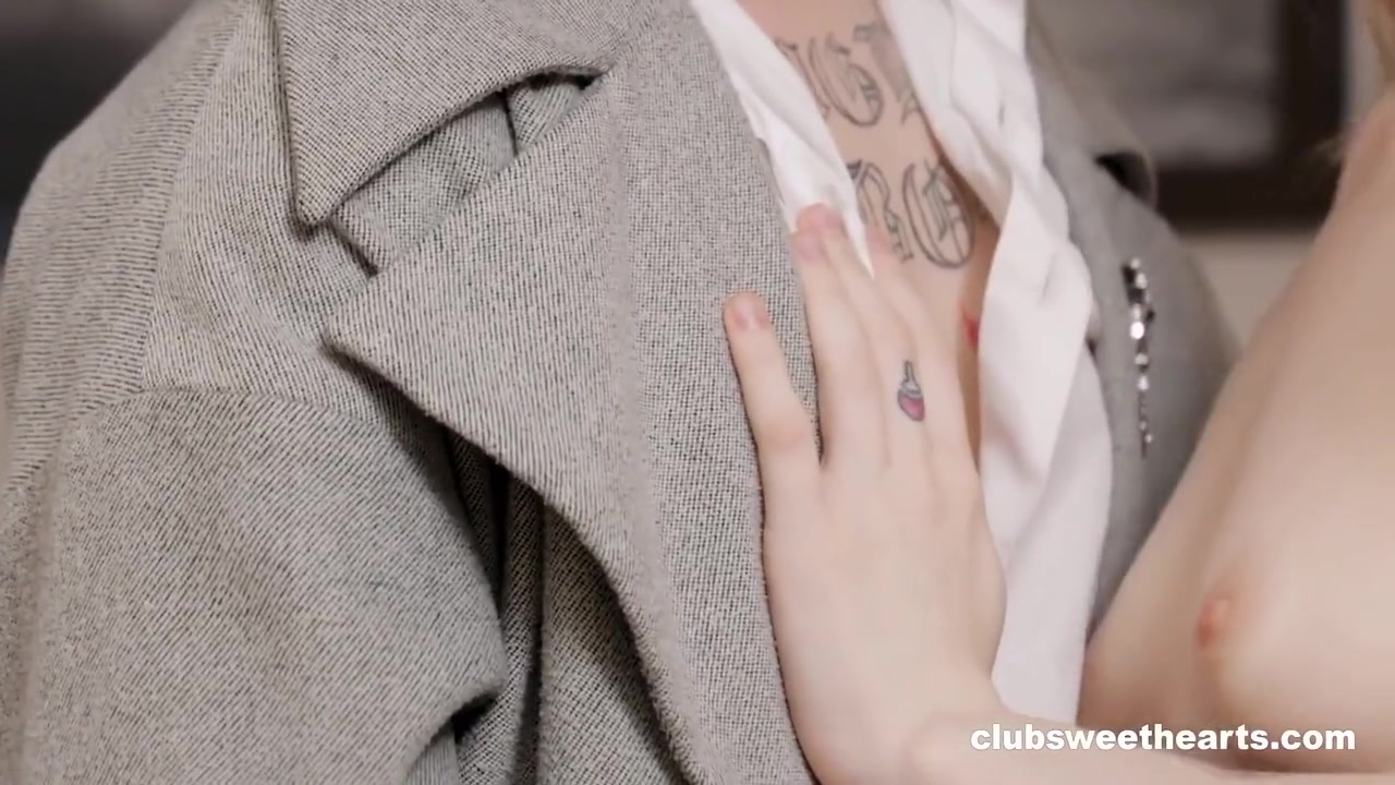 Cute Babe Makes Love To The Camera