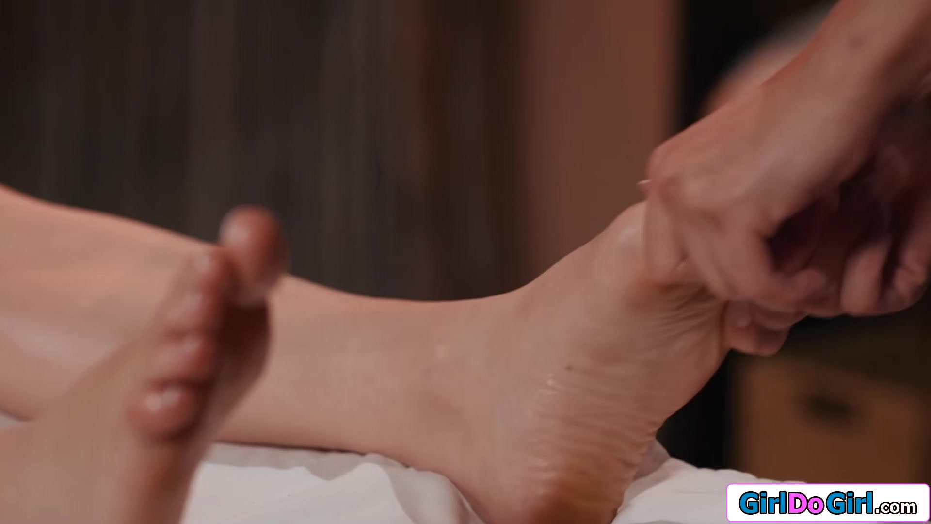 Blonde client gets a lesbian mouth to pussy massage special