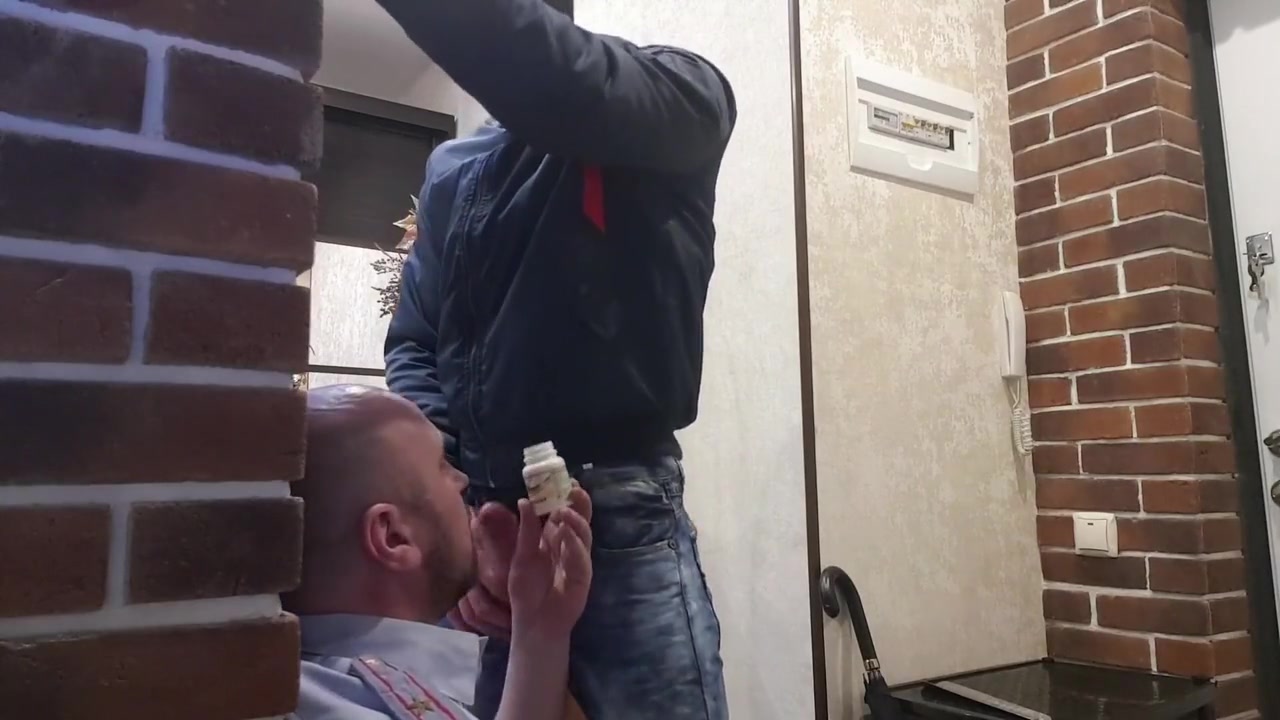 Tough Skinhead From The Threshold Fucks The Throat Of A Policeman With Big Dick