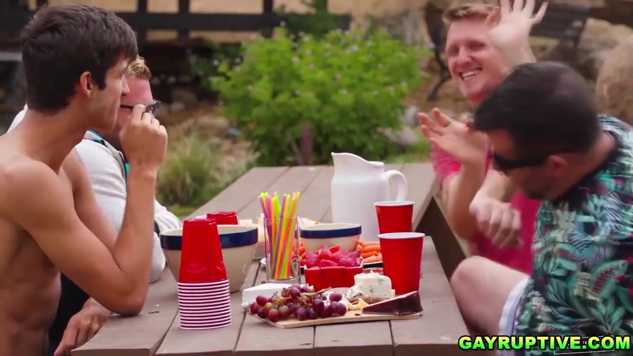 Elliot Finn And Riley Mitchel In Got Companion When He Meets