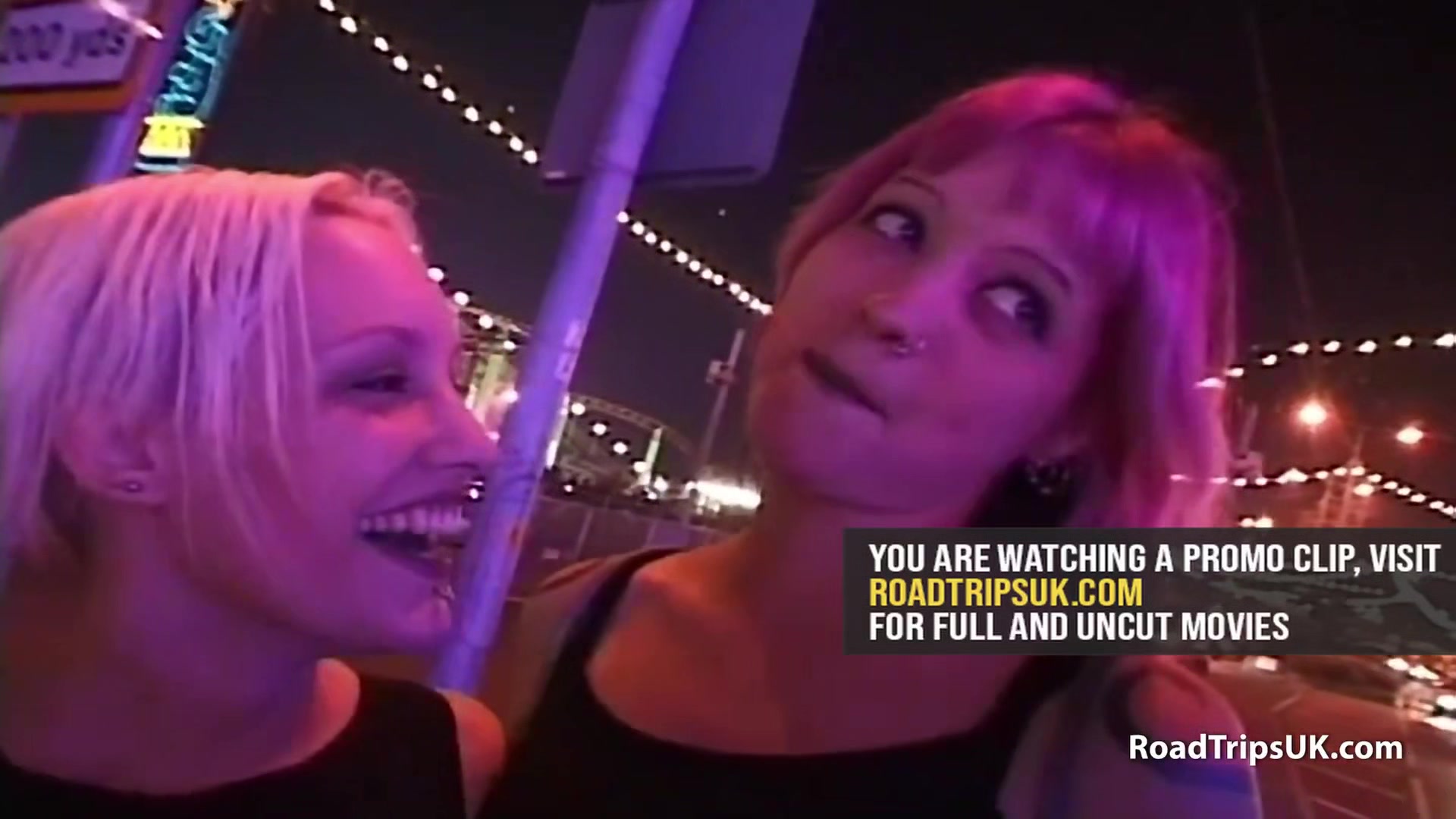 teens 18+ from Essex outside flashing