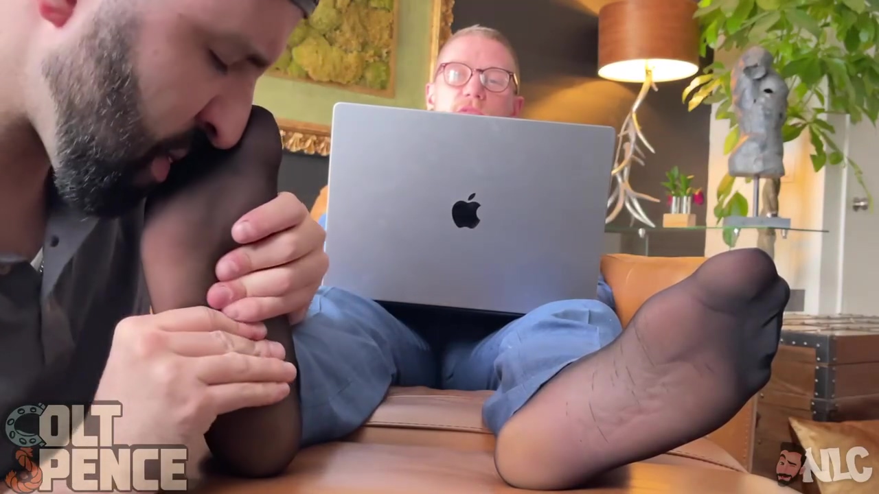 Colt Spence - Boss Gets Feet And Cock Serviced By Cute Houseboy Nick Charms
