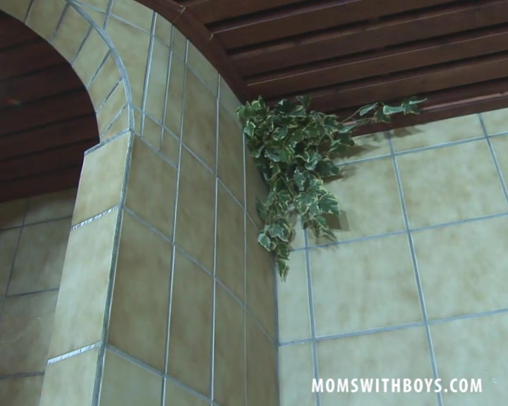Fucking An Old Mama's Gaping Anal In The Jacuzzi