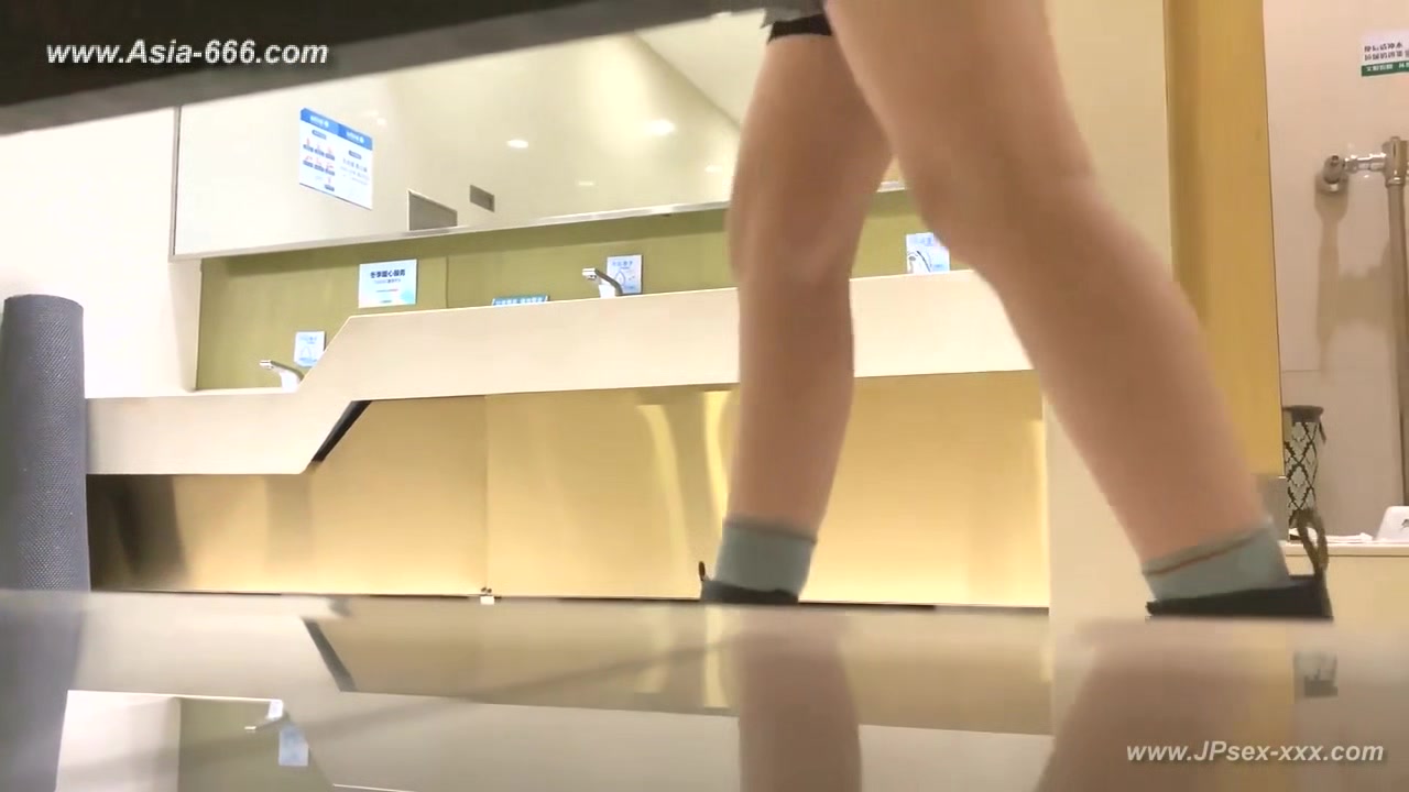 chinese girls go to toilet.188