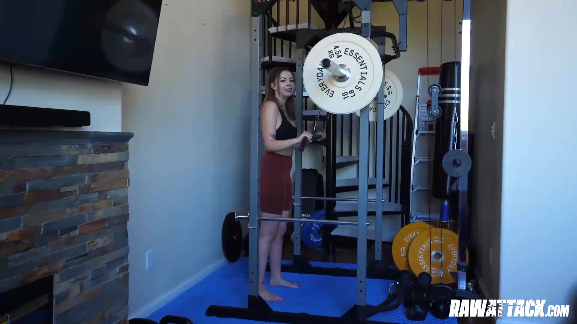 Stunning Round Tits Bella Luna Having Intense Gym Hardcore Sex