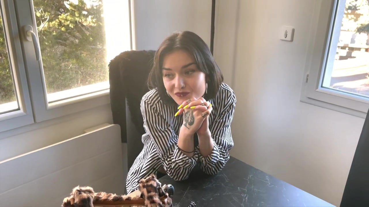 Cerise, 22 years old, masseuse in Paris! - Jacquie et Michel TV
