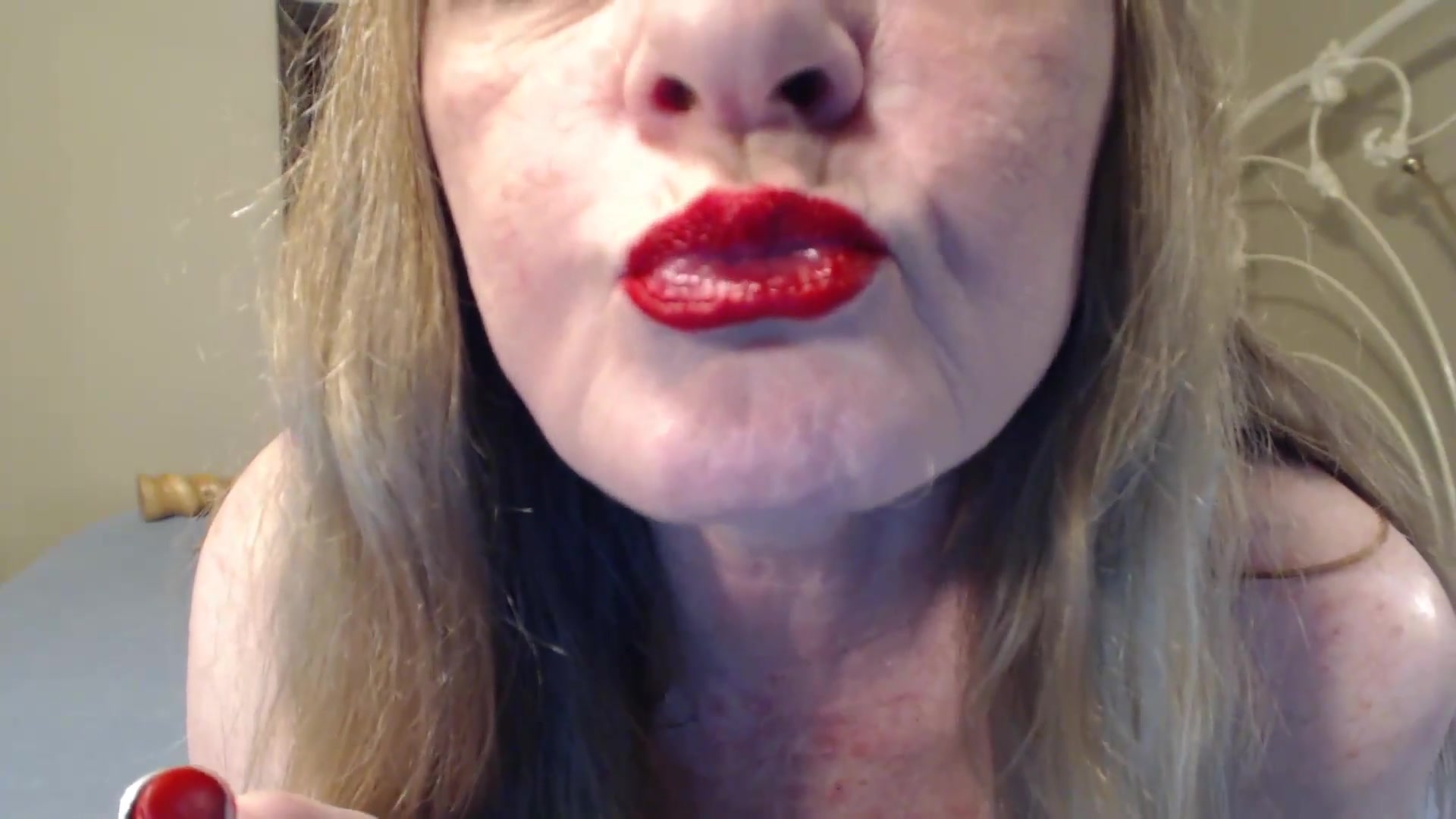 ~Juicy Red Lips On Your Cock - TacAmateurs