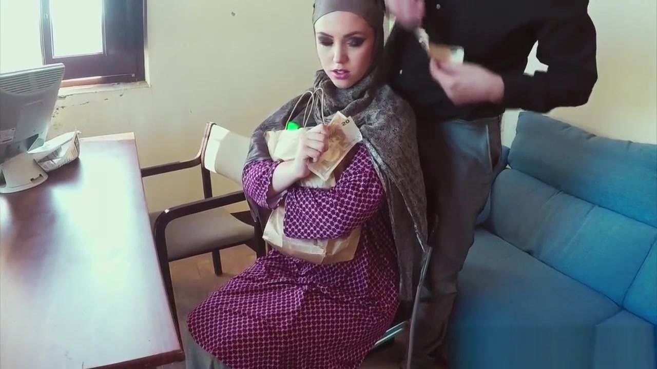 Hijab wearing arab babe gets cum in mouth