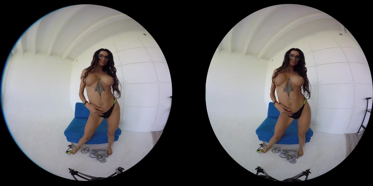 Vacationing Hottie Ends Up Naked