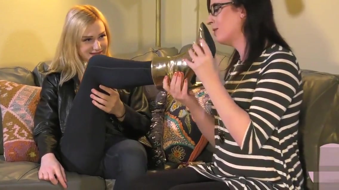 Tgirl gets fucked by lesbian shemale