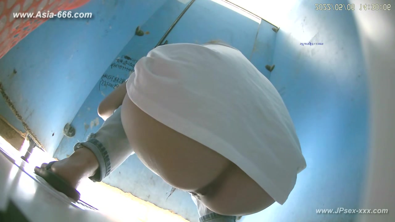 chinese girls go to toilet.317