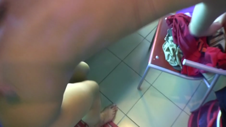 Dasi West in amateur nude chick gives a bj at a beauty salon