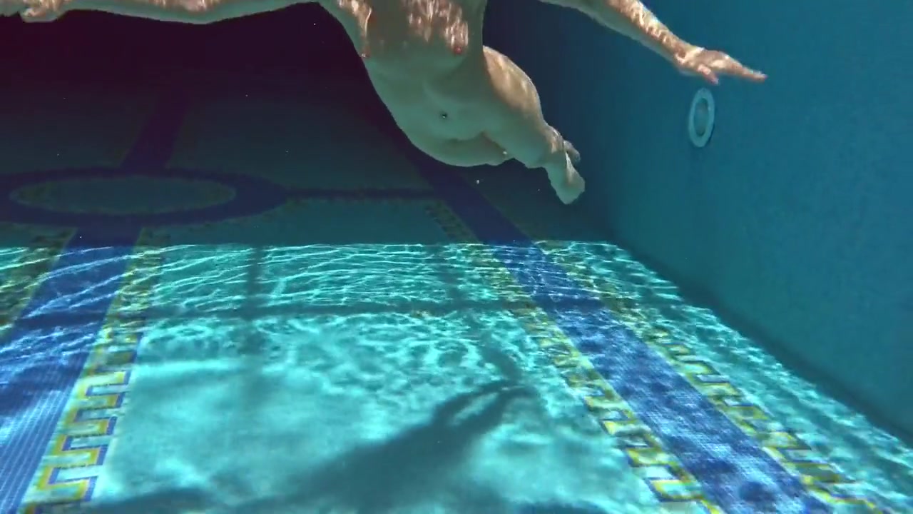 Nicole Pearl In Milf Babe Shaking Ass Underwater