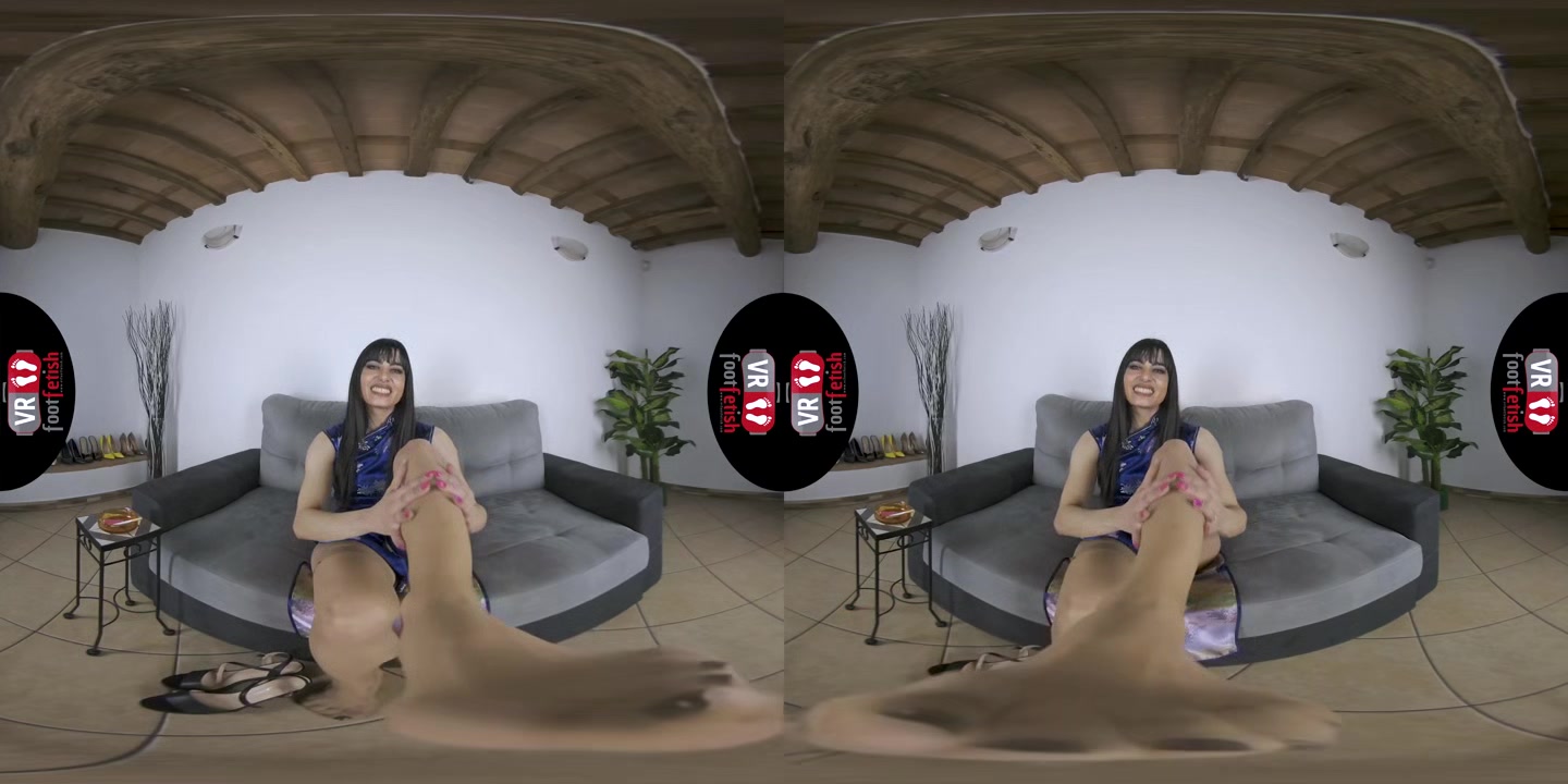 Superb Dark Haired Chick Lara Likes To Show Off Her Magnificent Feet And Toes In Virtual Reality