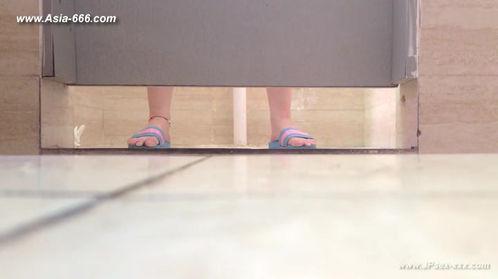 chinese girls go to toilet.115
