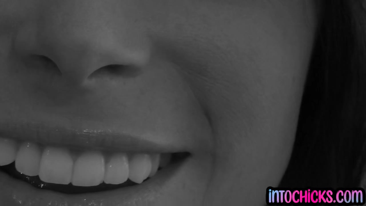 Blonde lezzie pussy licked and tribbed by redhead in duo